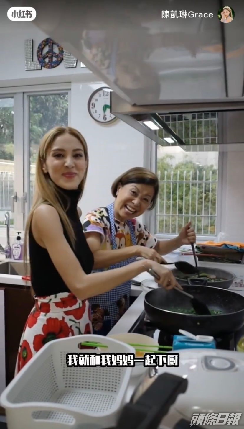 母女親自下廚。